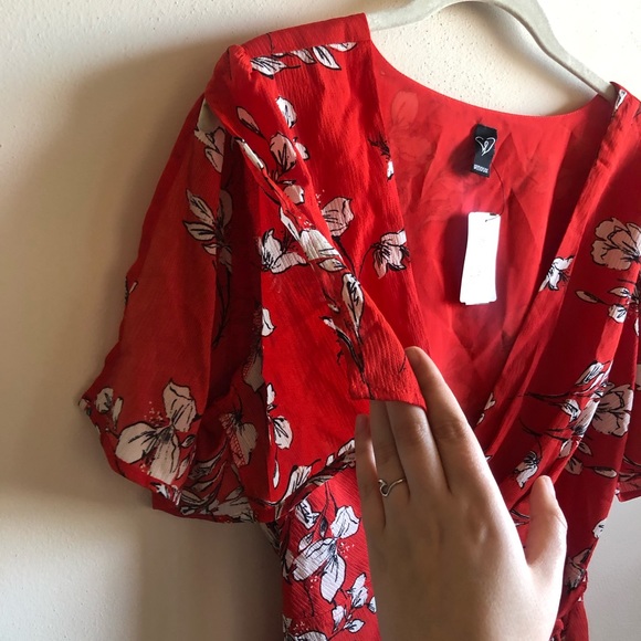 Red floral wrap blouse NWT - Picture 2 of 4